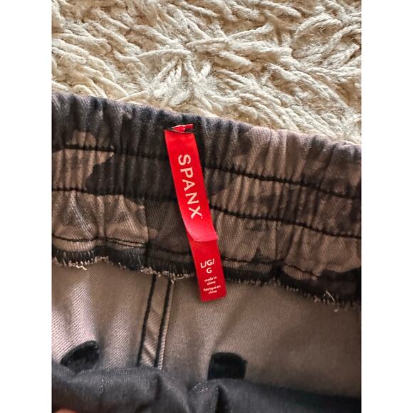 Spanx Twill Army Print Pull-On Shorts Size Large - Picture 2 of 3